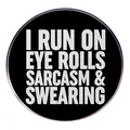 Spilla tonda nera divertente con testo bianco 'I RUN ON EYE ROLLS SARCASM & SWEARING' - Nero con Slogan Bianco (I Run on Eye Rolls)