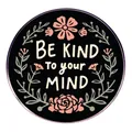 Spilla smaltata Be Kind To Your Mind con fiori rosa su distintivo in metallo - Be Kind To Your Mind