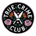 Pin's en émail True Crime Club avec dagues croisées et roses roses sur fond noir - True Crime Club