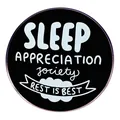 Καρφίτσα σμάλτου Sleep Appreciation Society με κείμενο Rest is Best σε μαύρο φόντο - Εταιρεία Εκτίμησης Ύπνου (Λέσχη Αϋπνίας) / Μαύρο