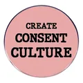 Spilla rotonda in metallo rosa con scritta nera Create Consent Culture femminista - Slogan CREATE CONSENT CULTURE / Rosa