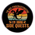 Spilla in metallo con silhouette di drago e testo I'm Not Procrastinating - Non sto procrastinando