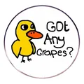 Spilla smaltata con divertente papera gialla e scritta 'Got Any Grapes?' su bianco - Anatroccolo Got Any Grapes