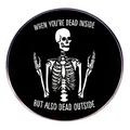 Spilla rotonda nera con teschio e scritta 'DEAD INSIDE BUT ALSO DEAD OUTSIDE' - Design Dead Inside