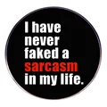 Spilla rotonda in metallo con scritta sarcasm su fondo nero e caratteri rossi e bianchi - I Have Never Faked A Sarcasm