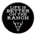 Spilla rotonda Life is Better on the Ranch con teschio di toro e design stile western - La Vita È Migliore Nel Ranch