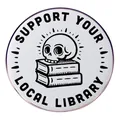 Spilla Support Your Local Library con teschio su libri in stile minimalista nero e bianco - Sostieni la tua biblioteca locale