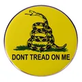 Spilla classica in metallo smaltato Gadsden Flag Don't Tread on Me con serpente - Stile Serpente a Sonagli Giallo