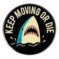 Badge requin de dessin animé en alliage métallique avec texte Keep Moving or Die sur blanc - Style Keep Moving (Keep Moving)