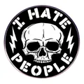 Spilla smaltata I Hate People con teschio e fulmine su distintivo in metallo nero - Teschio I Hate People