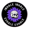 Spilla gotica con teschio e fiori viola con scritte Inhale Exhale sul bordo nero lucido - Album Musicale Inhale Inhale