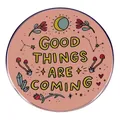 Chapa redonda con ilustración Good Things Are Coming sobre fondo rosa suave - Trío de Cacahuetes