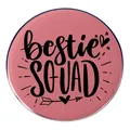 Spilla rotonda rosa 'bestie SQUAD' con scritte a mano e dettagli di cuori - Stile Rosa Bestie Squad