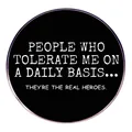 Broche ronde noire avec citation humoristique blanche et bordure métallique fine - Style Slogan Humoristique (PEOPLE WHO TOLERATE ME)