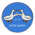Pin's humoristique en émail goose bumps avec deux oies blanches sur un badge bleu - Style Oie Fist Bump