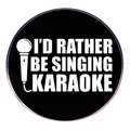 Pin's en émail I'd Rather Be Singing Karaoke avec icône micro sur fond noir uni - Noir Avec Texte Blanc Slogan Microphone