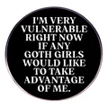 Spilla tonda nera stile gothic con testo bianco divertente I'M VERY VULNERABLE RIGHT NOW - Stile Slogan Nero