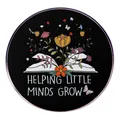 Spilla nera tonda con libro fiorito e testo Helping Little Minds Grow per amanti libri - Aiutare Le Piccole Menti A Crescere