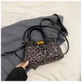Dettaglio della trama scamosciata leopardata vintage e chiusura in metallo dorato borsa - Leopardo Nero