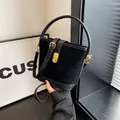 Bolso saco de ante negro para mujer con herrajes dorados y correa de hombro ajustable - Negro