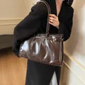Retro dunkelbraune hochglänzende Leder-Schultertasche mit großer Kapazität und Metallschnalle - 38*11*24 / Kaffeebraun