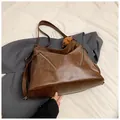 Retro brown large capacity tote bag in matte PU leather with decorative front zippers - With Pendant / Brown