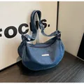 Sac à bandoulière demi-lune en denim bleu avec sangle à boucle métallique réglable - Bleu foncé