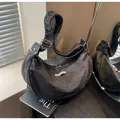Sac croissant en denim délavé gris foncé avec large bandoulière et étiquette logo - Noir