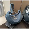 Sac croissant rétro en denim bleu foncé délavé avec étiquette mode et double zip - Bleu clair