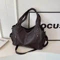 Große dunkelbraune Tote-Tasche aus weichem Kunstleder mit silbernen Reißverschlüssen - Einheitsgröße / Schwarz