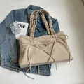 Beige draagtas met geplooide wolkband en dubbele strikdetails in minimalistische stijl - Khaki