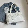 Witte geplooide draagtas met strikdetail en gerimpelde riem voor casual mode - Off-wit