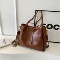 Retro-Tote-Bag in Dunkelkaffee mit Doppelriemen und strukturierter Lederoptik - Braun