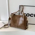 Dunkelbraune große Tote-Tasche aus Kunstleder mit gemustertem breitem Tragegurt - Sandfarben