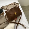 Dunkelbraune Lederhandtasche mit goldener Schnalle, vielseitige Umhängetasche für Damen - Kaffeebraun