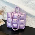 Borsa tote trapuntata in viola lavanda lucido con versatili doppi manici - Viola