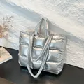 Borsa tote trapuntata in argento metallizzato con doppi manici in stile moderno - Argento