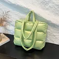 Borsa tote imbottita verde chiaro con motivo a quadri e tracolla morbida - Verde