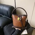 Sac seau rétro bicolore marron avec détails dorés et poignée supérieure pour femmes - Marron