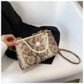 Sac bandoulière en serpent marron avec fermoir perle et courte chaîne en perles - Kaki
