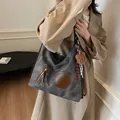 Grande borsa tote grigio scuro con tasche in pelle marrone e ciondolo orsetto peluche - 37*12*34 / Verde Nerastro Con Ciondolo