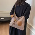 Borsa tote vintage marrone con cerniera metallica e ciondolo orsetto indossata con blazer - 37*12*34 / Caffè con Ciondolo