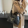 Bolso tote grande de cuero vintage negro para uso diario y al hombro - Negro