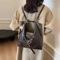Mochila retro marrón oscuro con herrajes dorados y logotipo grabado para mujer - Café Con Colgante De Conejo