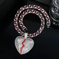 Détail macro de la chaîne cubaine glacée avec un pendentif en forme de cœur brisé et rouge - Style Cœur Brisé En Zirconium Rouge Et Blanc Argenté