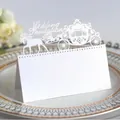 Élégante carte de table de mariage blanche découpée au laser avec motif carrosse - Blanc