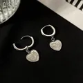 Orecchini a cuore in argento satinato con punzone S925 su tessuto nero morbido - Fibbia per Orecchio a Cuore Sabbia Flash (Rame Placcato Oro Bianco)