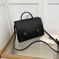 Klassische schwarze Vintage-Umhängetasche mit Goldschnallen und Lederriemen - Schwarz