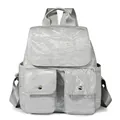 Mochila elegante plateada para mujer con textura metalizada y diseño espacioso - Gris