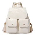 Mochila beige plisada minimalista con bolsillos frontales y botones dorados elegantes - Blanco